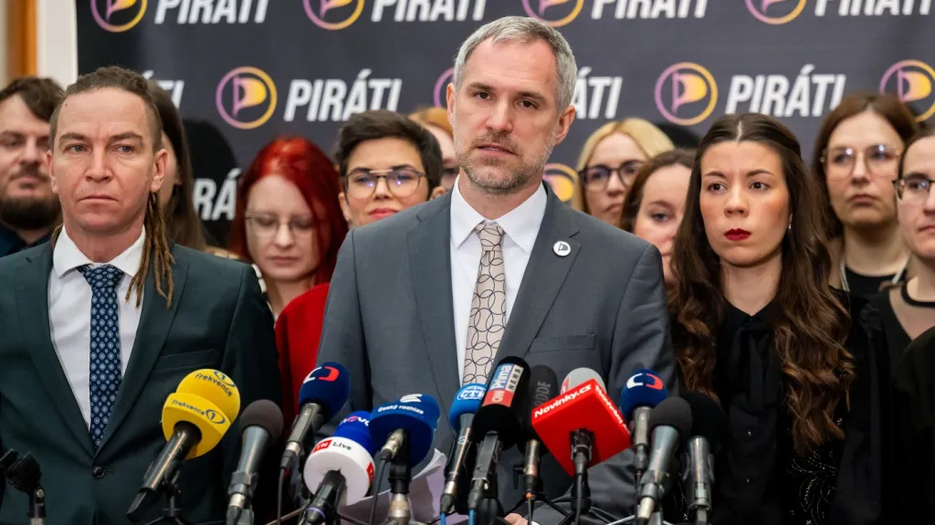Piráti před schůzí sněmovny, 13. ledna 2026