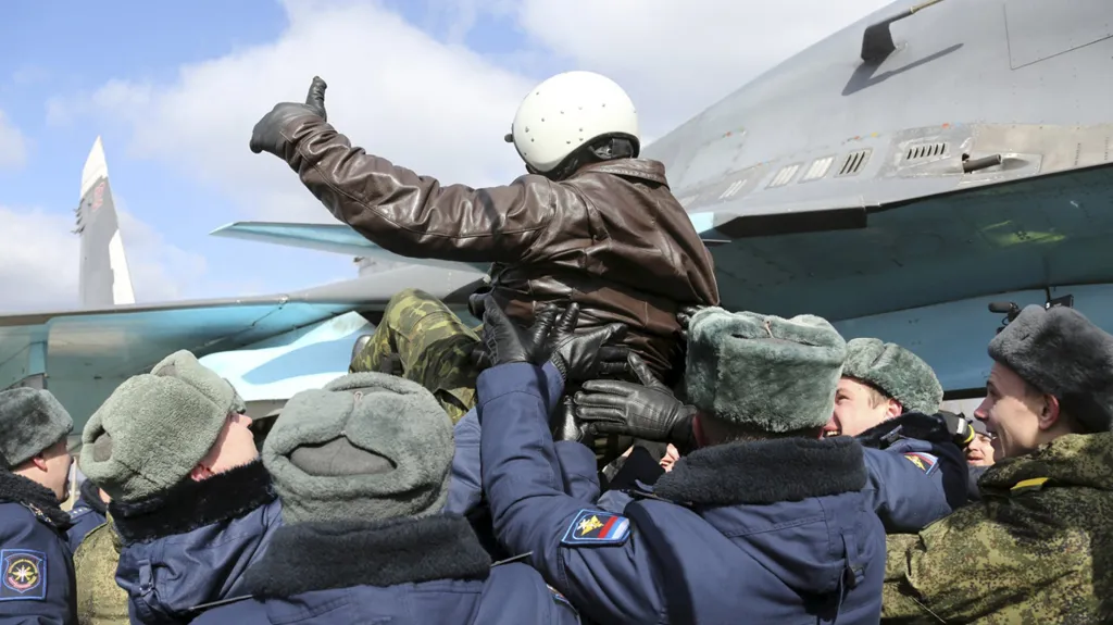 Uvítání ruských letců na základně v Buturlinovce