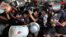 Palestinci ve městě Gaza čekají na jídlo