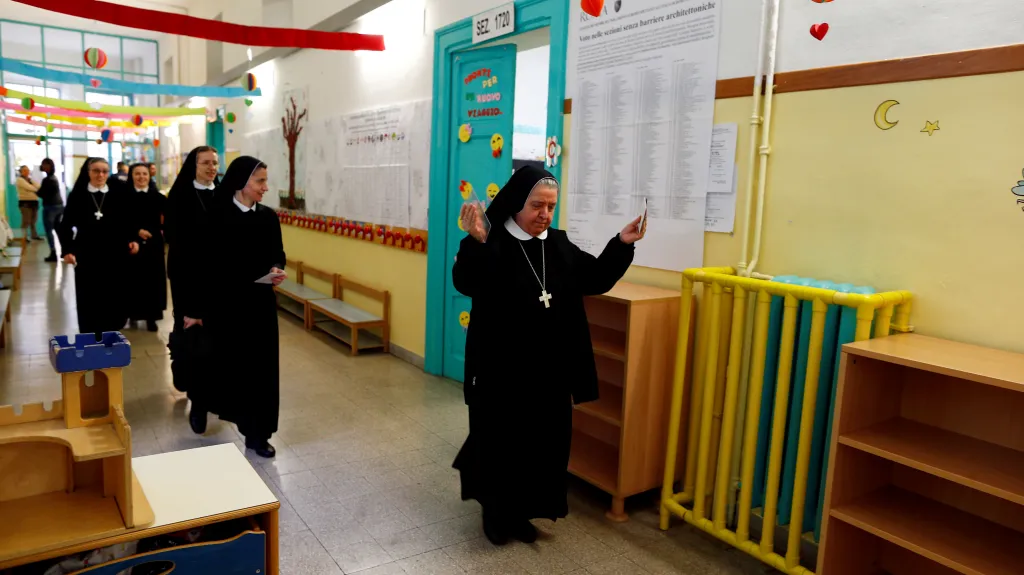 Jeptišky u eurovoleb v Římě