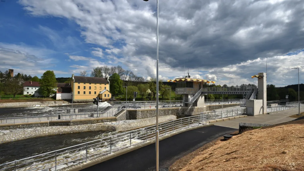Jez a plavební komora v Hněvkovicích