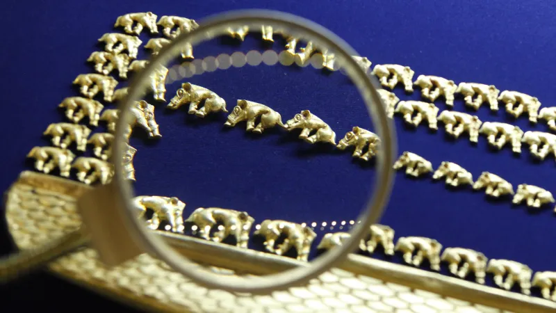 Zlatý toulec ze skytské pohřební mohyly na výstavě v Kyzylu (2020)