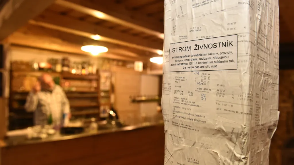 Trám uprostřed restaurace je za dva týdny zkušebního provozu registrační pokladny oblepený účtenkami