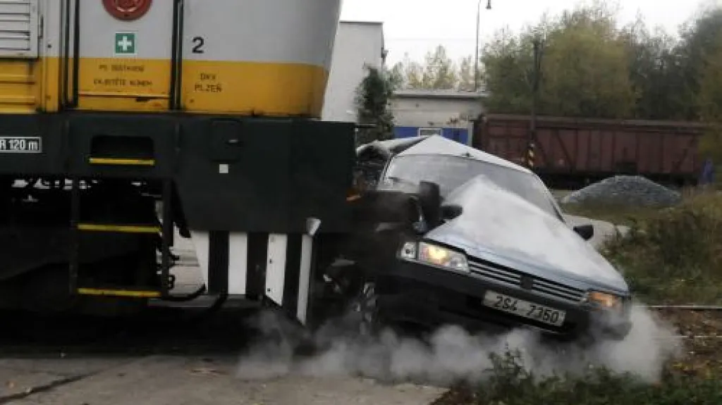 Demonstrace srážky lokomotivy s autem