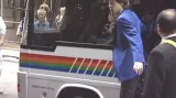 Mick Jagger vystupuje z autobusu na Pražském hradě