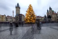 Začal advent. Na mnoha českých náměstích se rozsvítily vánoční stromy 