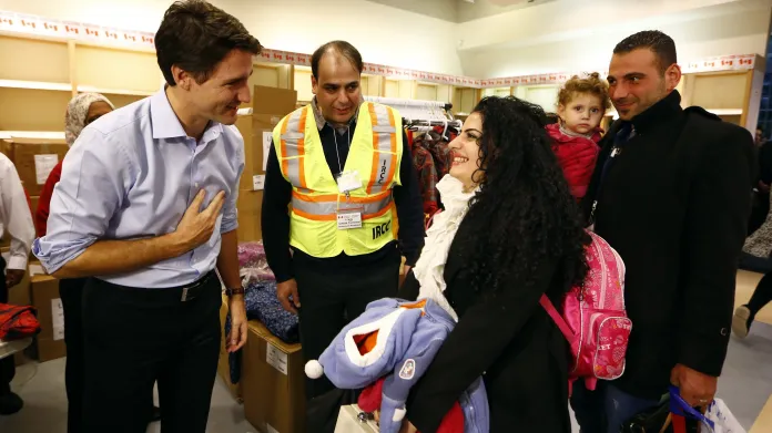 Kanadský premiér Justin Trudeau vítá na letišti v Torontu syrské uprchlíky