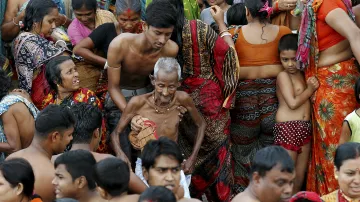 Stoupenci hinduismu se shromažďují k posvátné koupeli v řece Brahmaputra.