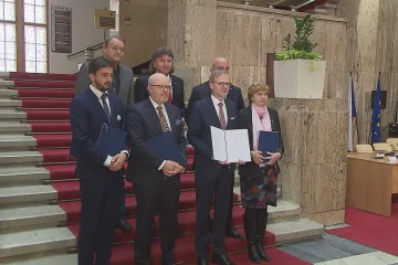 Konec nejistoty v nemocnicích. Zástupci vlády a zdravotníků podepsali dohodu o platech