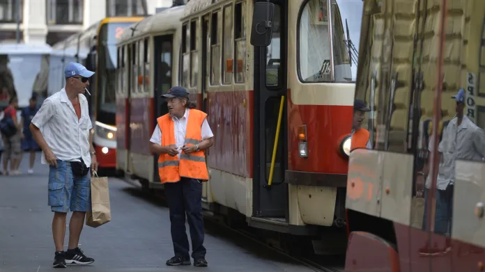 Kvůli uzavírce na Jiráskově mostě se zastavil tramvajový provoz až v Dlážděné ulici