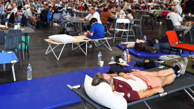 Francie evakuuje okolí Bordeaux, u Madridu hasiči čelí „dokonalé bouři“