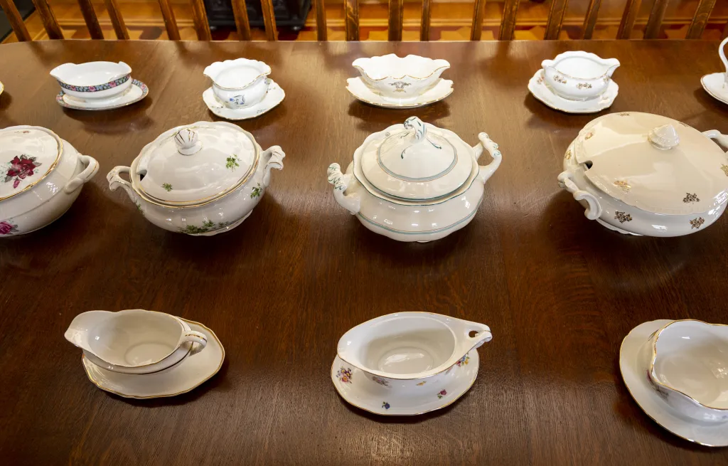 Aktuálně je připravená výstava polévkových mís (terin) a omáčníků zapůjčených ze sbírek manželů Kostkových z Brna