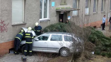 Hasiči u nehody auta