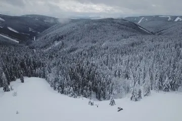 I Krušné hory mají svůj lavinový svah. Je nad ním pět metrů sněhu