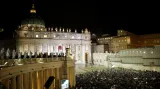 Svatopetrské náměstí vítá nového papeže