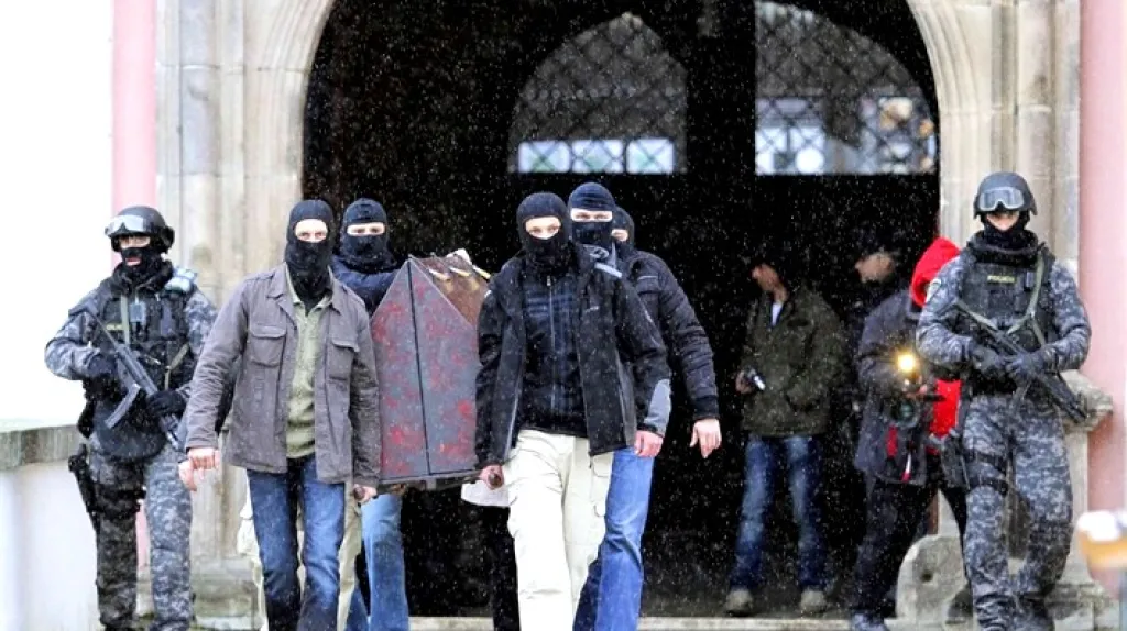 Na převoz dohlížejí specialisté z Útvaru rychlého nasazení