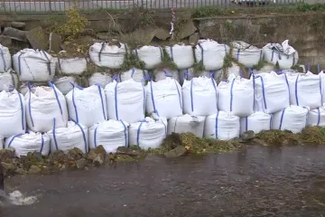 Zborcenou zeď u řeky v Chrudimi nechce nikdo opravit. Drží ji jen pytle s pískem