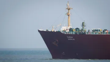 Indický tanker přes Hormuzský průliv připlouvá do přístavu Mundra