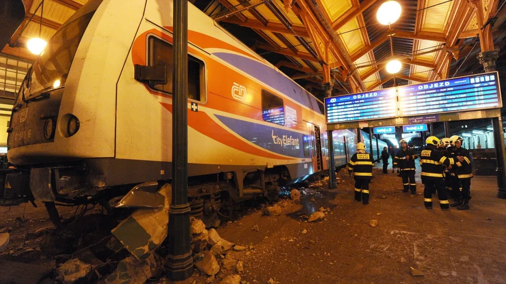 Vykolejený vlak na Masarykově nádraží