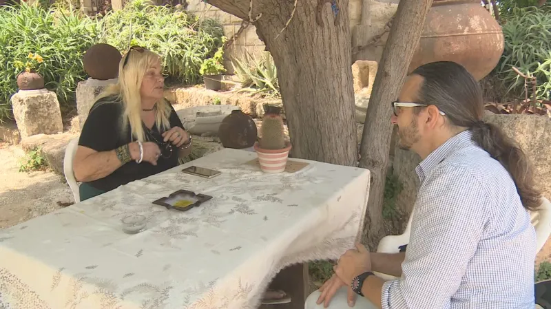 Rina Aviviová během rozhovoru se zpravodajem ČT Jakubem Szántó