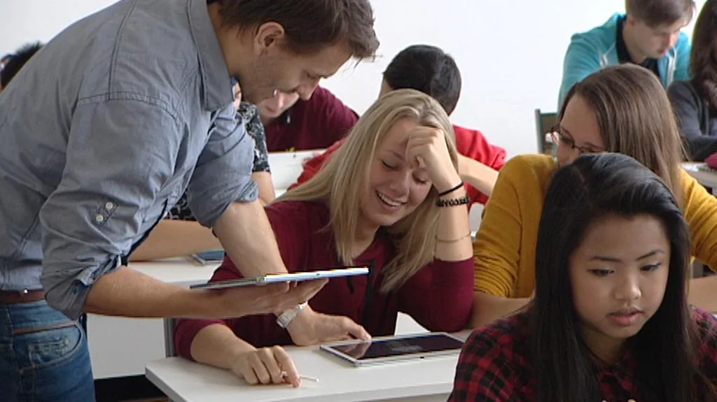 Studenti a pedagog při práci s tablety