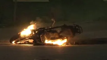 Hořící motocykl ve Stockholmu