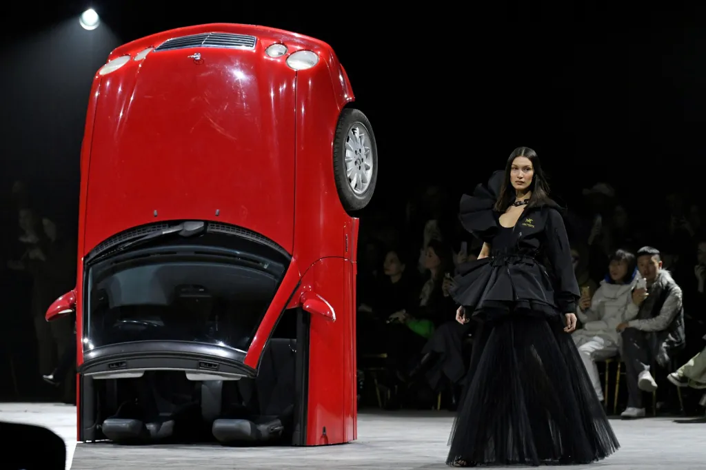 Modelka Bella Hadidová prezentuje model u rozřezaného auta během Fashion Weeku v Paříži