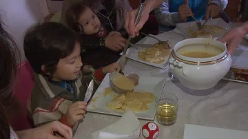 Vietnamská rodina na obědě u české rodiny