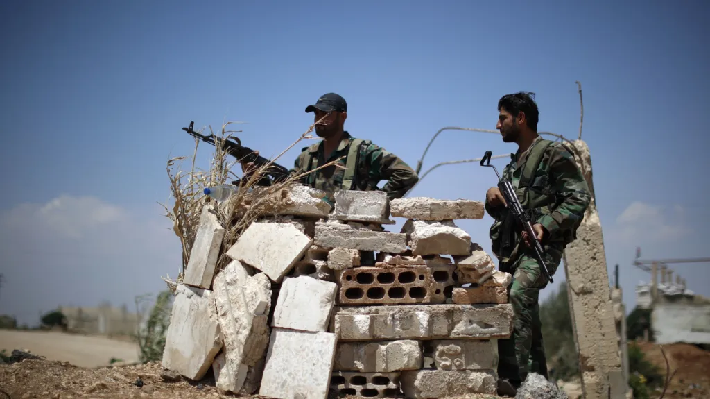 Syrští vojáci hlídkují nedaleko Damašku