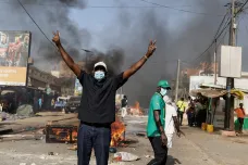 Senegal schválil odklad voleb, opozici vyhnali ze sálu. Africká oáza demokracie se otřásá v základech