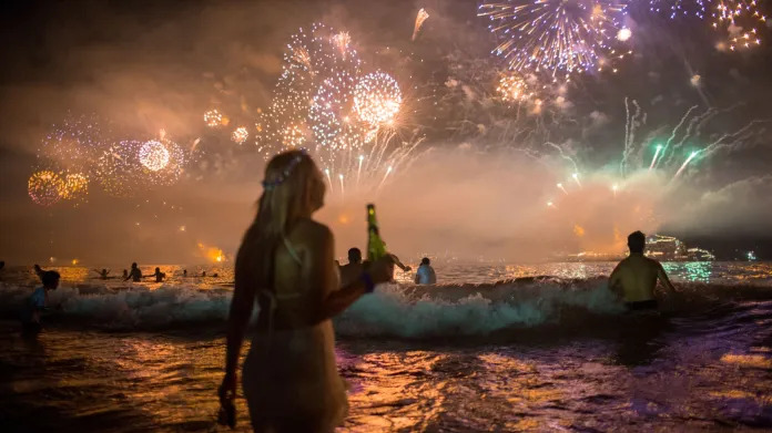 Přivítání nového roku na brazilské pláži Copacabana