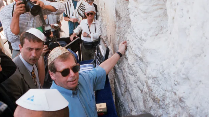 Václav Havel u Zdi nářků během státní návštěvy Izraele v roce 1997