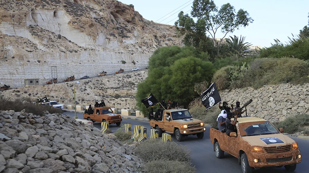 Konvoj islamistů poblíž libyjského města Darná