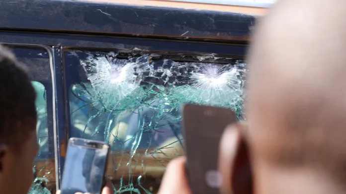Jeden z prezidentských vozů poškozený střelbou