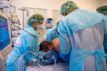 Těžký průběh covidu zvyšuje riziko úmrtí v následujícím roce, ukázala studie