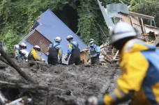 Po sesuvu půdy v Japonsku se pohřešuje osm desítek lidí, potvrzeni jsou čtyři mrtví