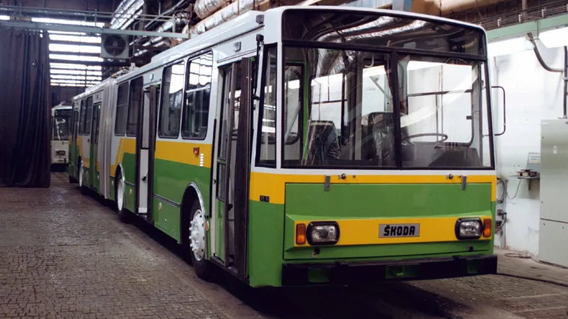 Trolejbus 15Tr ve výrobní hale Škody Ostrov