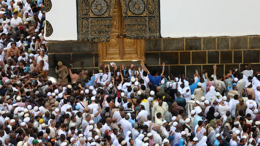 Muslimové obcházejí Kábu