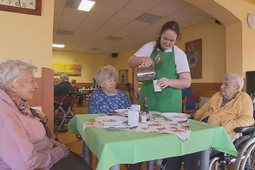 V domovech pro seniory je málo míst. Stát slibuje finanční injekci