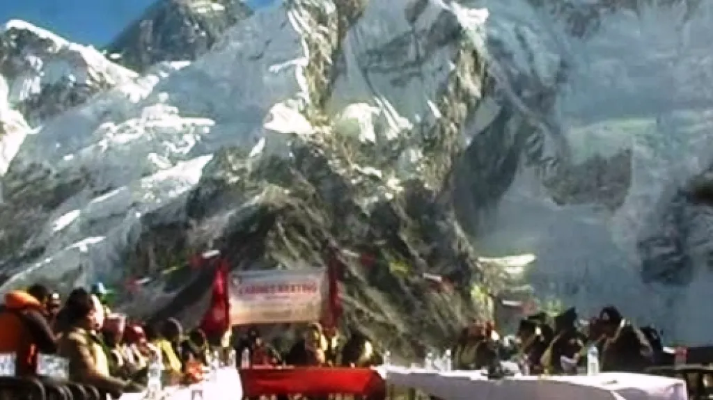 Zasedání nepálské vlády pod Everestem