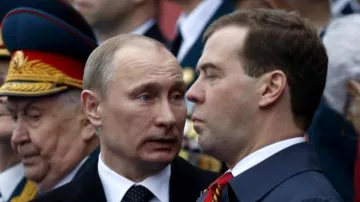 Putin a Medvěděv při oslavách výročí konce války