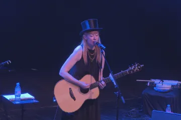 Suzanne Vega v Praze prošla čtyři dekády své tvorby. Na pódiu se dnes cítí svobodněji