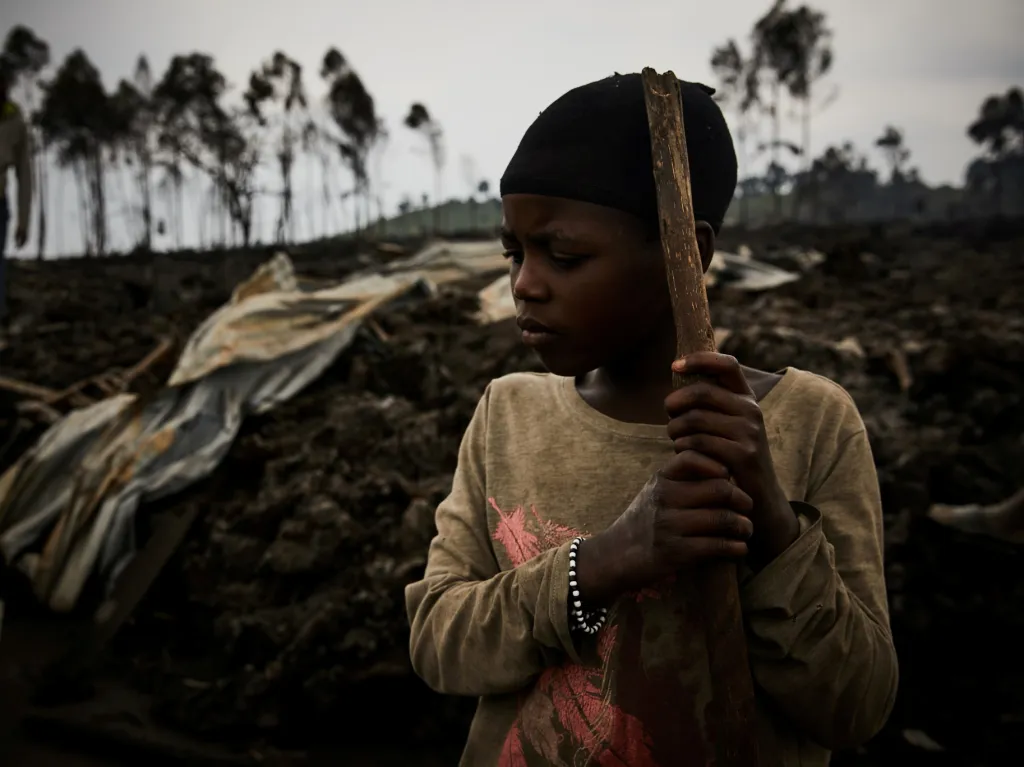 Ačkoliv se tok lávy po sobotním výbuchu sopky Nyiragongo v Kongu vyhnul hustě osídlenému městu Goma, zničil přes pět set domů v přilehlých vesnicích, v nichž zemřelo nejméně 15 lidí. Tisíce obyvatel z obav před další aktivitou vulkánu utekly do sousední Rwandy