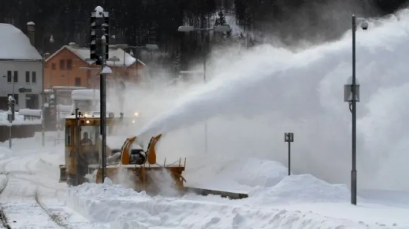 Odklízení sněhu z kolejiště ve stanici Tanvald pomocí frézy Zdroj: ČTK