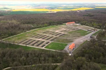 Stromy u Buchenwaldu jsou připomínkou obětí nacistického režimu, jeden z nich i Karla Vrkoslava