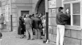 Fronty občanů v poslední den registrace pro kupónovou privatizaci v registračním středisku na Střeleckém ostrově v Praze.