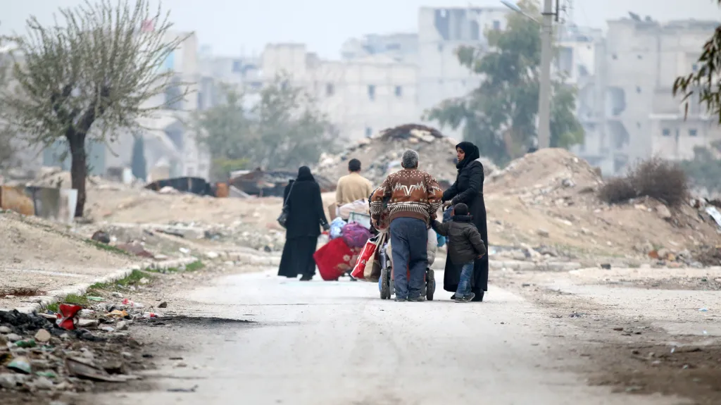 Civilisté prchají z východního Aleppa
