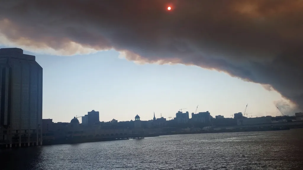 Kouř nad přístavem v Halifaxu
