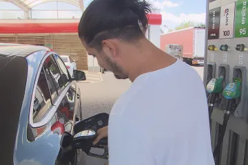 Ceny benzinu a nafty klesají příliš málo a pomalu, upozorňují analytici. Pumpaři se brání