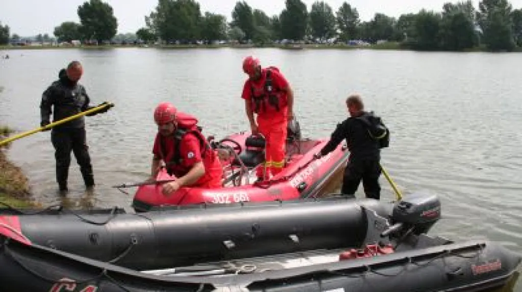 Záchranáři pátrají na Nových Mlýnech po zmizelém muži